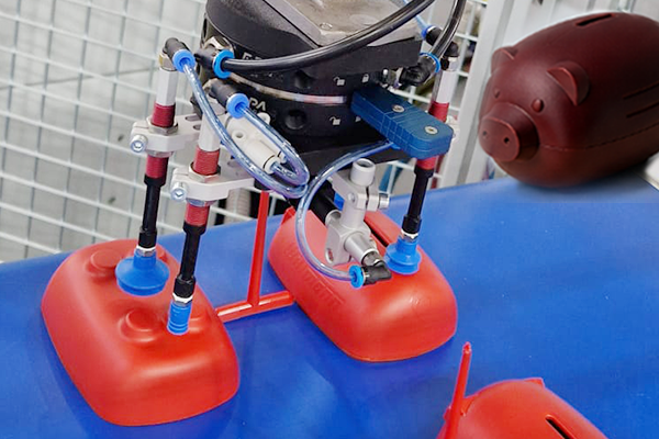 Automatisierte Sparschwein-Entnahme aus dem Spritzguss